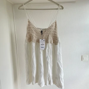 Vit klänning ZARA L - Storlek L oanvänd pris 219kr