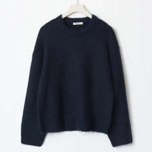 Stickad tröja - Mörkblå stickad tröja från GinaTricot, använd ett fåtal gånger och sparsamt använd, så inga defekter osv💕 Original pris: 399.  Mitt pris: 250