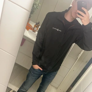 Sail Racing Goretex jacka - Säljer för kommer inte till användning och är inte dirket min stil inget fel med den, tveka inte att skriva till mig vid funderingar Mvh Elias