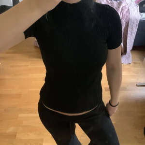 Ribbad polotröja - En stickad tshirt från Zara med polokrage, så snygg men används inte. Passar till alla tillfällen 🙌🏼