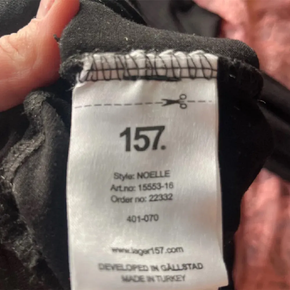 lågmidjade yoga pants från lager 157, sitter jättebra på kroppen och passar någon upp till 170cm. säljer då dom inte passade mig det är bara o höra av er vid frågor💗. Jeans & Byxor.