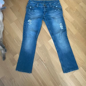 Raka jeans  - Jätte fina raka jeans från mex. Köpt secondhand men är i bra kvalitet.   Midja 41 cm  Höft 53 cm Innerbenslängd 79cm