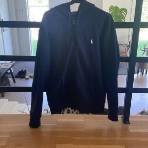 Ralph lauren zip hoodie - Hej! Säljer min ralphlauren zip hoodie som inte har några defekter. Hoodien passar perfekt nu inför hösten. Nypris ca 1750. Köparen står för frakt