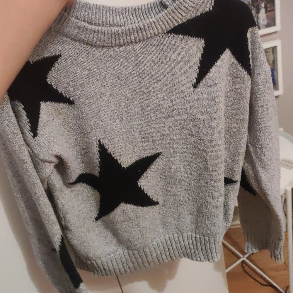 Säljer nu denna fina stjärniga tröja pga att den it används av mig så ofta längre hoppas att någon annan ska kunna få användning av den. Neuleet.