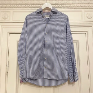 ETON skjorta blå, storlek 40 - Eton skjorta storlek 40 i bra skick. Jag har flera olika varianter till salu. Nypris: 2000 kr. Köpet är slutgiltigt.