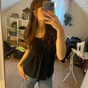 Söt svart blus - Köpt på second hand, mamma hm men passar fint ändå