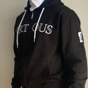 VIRTOUS (Endast hos mig) - 👋🏻 hejsan. Vi säljer en dunder och skön Zip Hoodie som är custom gjord av oss VIRTOUS. Endast Vi har tillgång till de här.  Helt ny gjord och dens kvalite är helt obeskrivligt. Den är även helt ny oanvänd.  Finns i Växjö  mvh VIRTOUS.