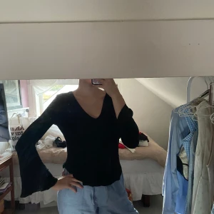 Svart långärmad tröja - Svart långärmad tröja med vida ärmar från Nelly i storlek S 