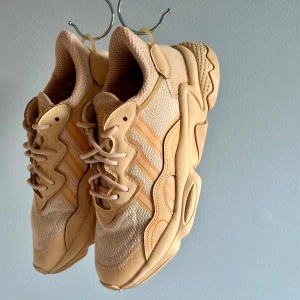 Adidas 👟 Sneakers - Vardags/tränings sneakers i härlig  pastell/blekt aprikos/orange färg   - Nytvättade  -Använda, fast i gott skick 