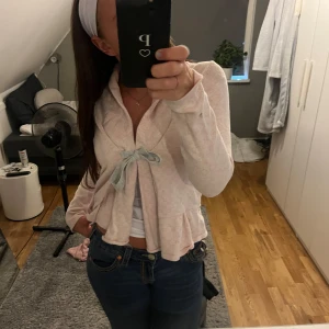 odd Molly kofta💕 - Säljer denna ljus rosa odd Molly kofta. Nypris 1700 kr. Den är i bra skick. Skriv för fler bilder 💕