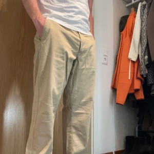 East West Chinos - Chinos från East West i regular fit, storlek 34” (passar L). Är i jättefint skick, har endast använts en gång.