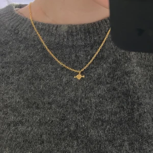 Halsband  - Egentillverkat halsband🩷 Berlocken är tillverkad i rostfritt stål och kedjan i järnlegering men upplevs hålla färgen ett bra tag! Halsbandet är 45cm + förlängningskedjan som är 5cm🩷