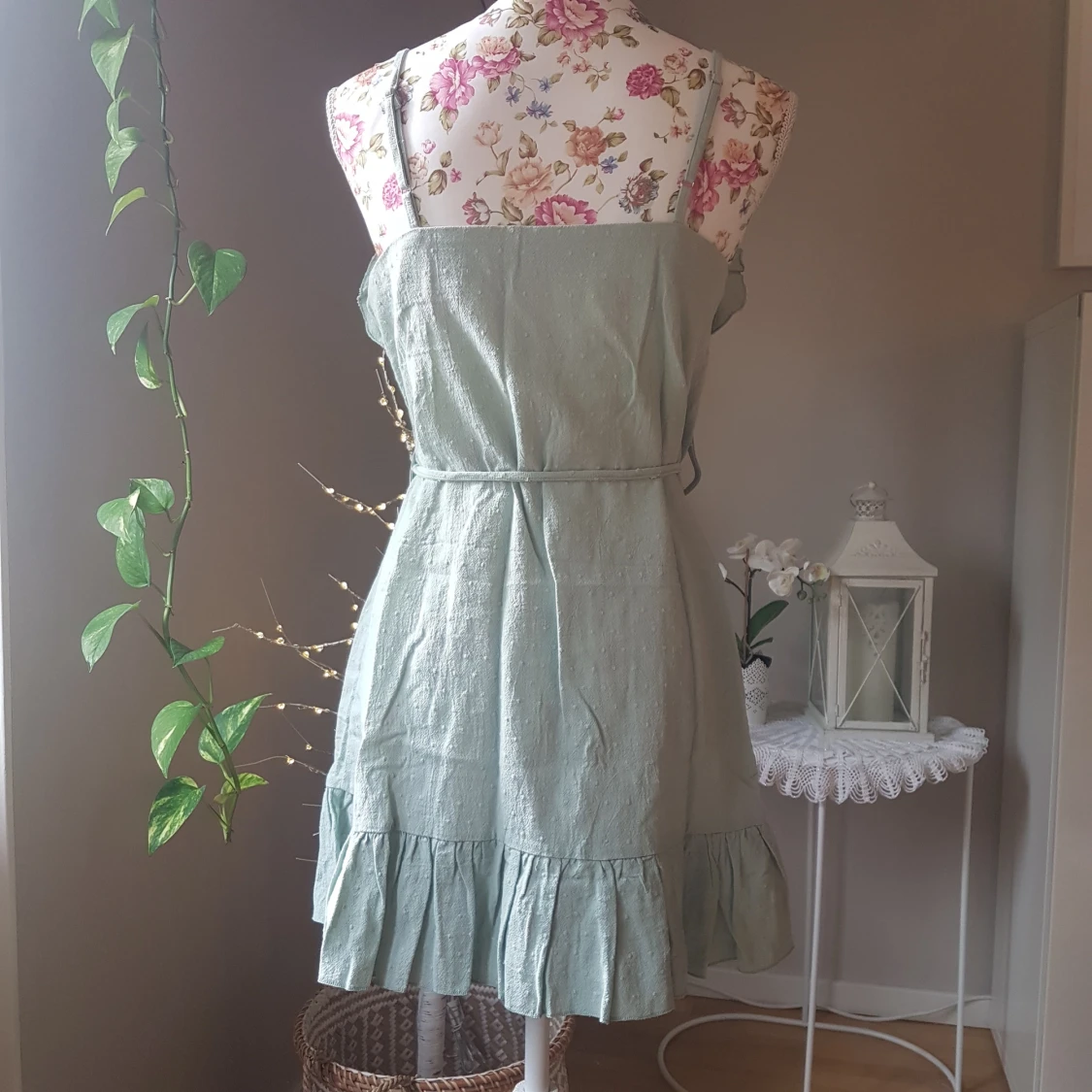 NY Bomullsklänning m volanger & knytband - 91