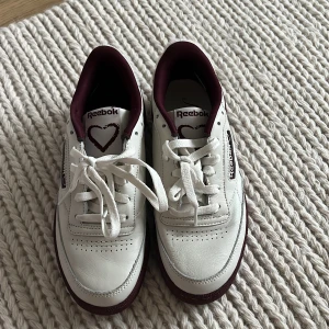 Reebok skor - Reebok skor i mycket bra skick, knappt använda. Vita med ”plommon” lila detaljer storlek 37,5 (24cm)