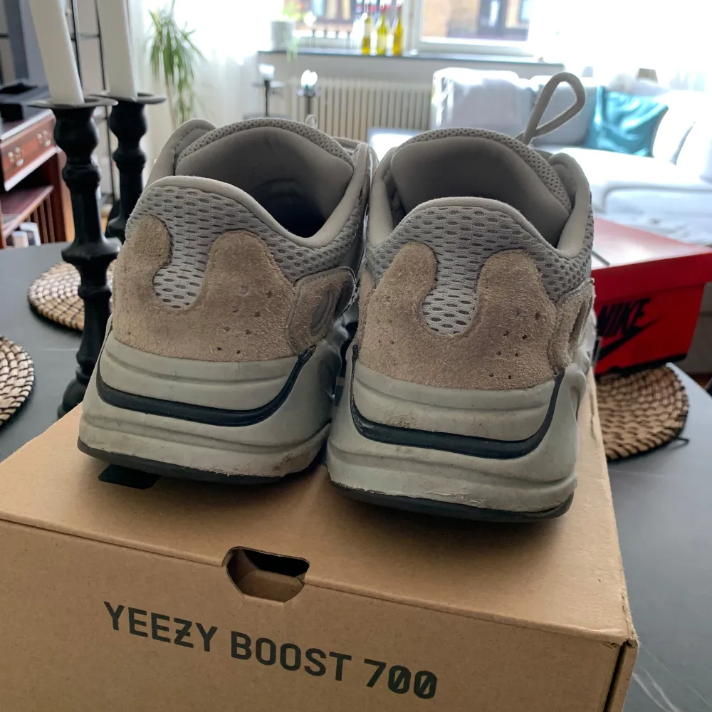 Säljer nu mina yeezy 700 salt, otroligt sköna och har tecken på användning men fortfarande bra skick, skriv om du är intresserad!:). Skor.