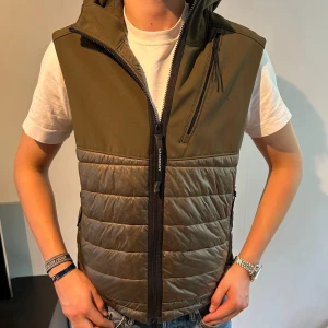 Cp company väst - En riktigt fet väst i bra skick! Bara att höra av sig vid frågor!🙌