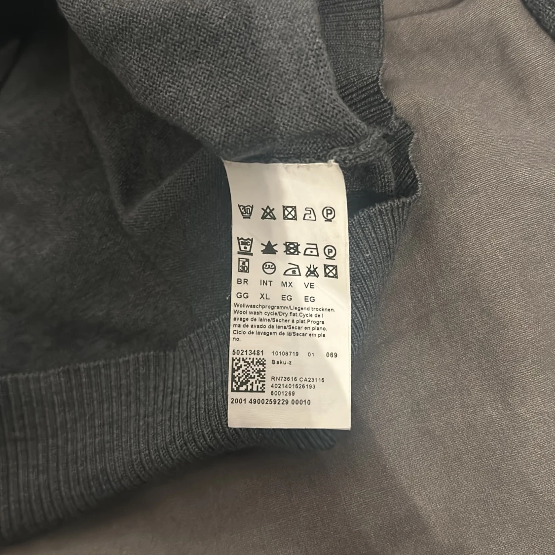 Grå tröja med v-ringning - 91