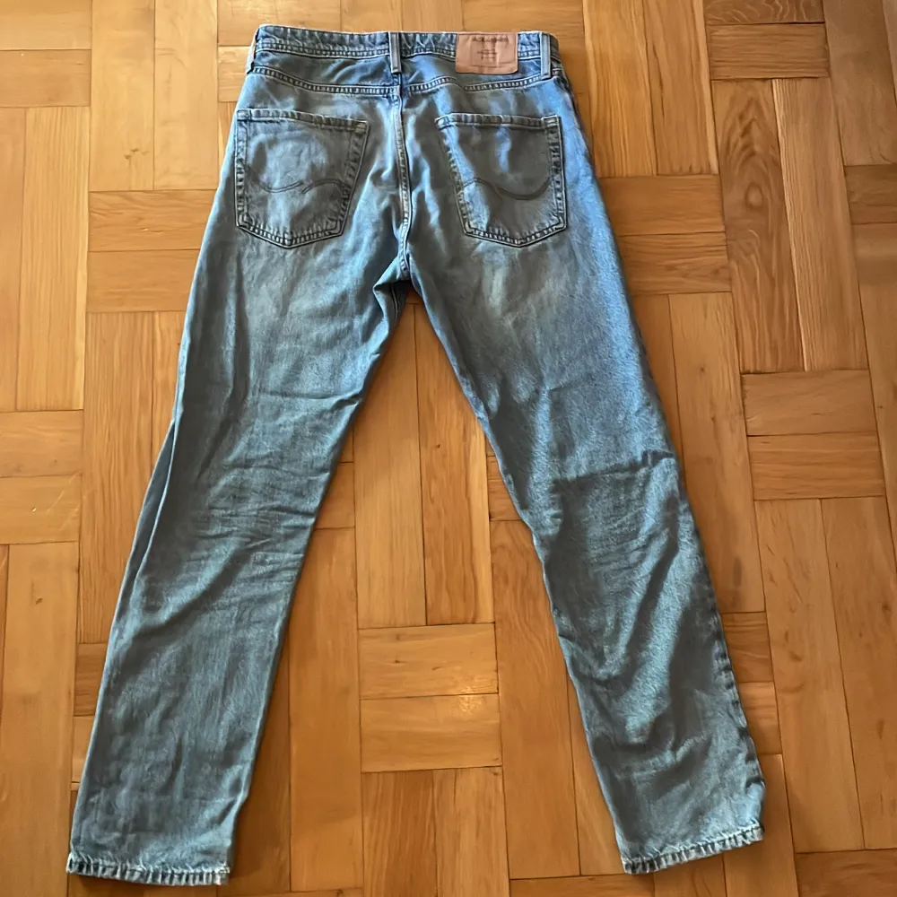 Säljer dessa jeans pga rensar min garderob i väldigt bra skick inget hål eller desto vidare . Jeans & Byxor.