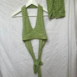 Grön halterneck top - Super söt och somrig grön halterneck topp med armar