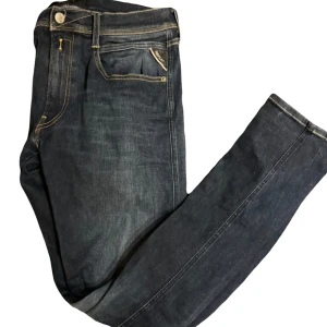 Replay jeans - Säljer nu ett par feta replay Anbass i storleken 36/34 i riktigt bra skick. Passar ej mig så säljer de billigt! Hör av dig vid frågor eller funderingar