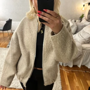 Zara jacka  - Säljer den trendiga jackan från zara, nyskick 