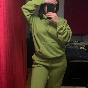 Grön hoodie i mysigt material - Säljer en supermysig grön hoodie som är perfekt för chill dagar hemma eller när du vill vara bekväm men ändå snygg. Den har en stor ficka fram och en justerbar huva. Materialet är mjukt och skönt, och den har en avslappnad passform. Perfekt för höst och vinter!