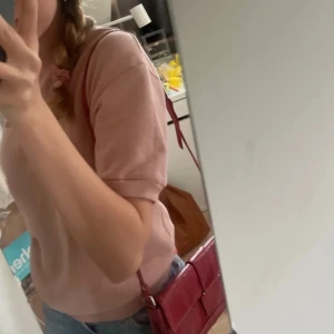 Vintage handväska  - Cool vinröd vintage handväska från Fanco Rino. Bra fack inuti. Använd men jättebra skick, inga defekter. Nästan helt säker att det är äkta skinn. Säljer för att den inte används. Skriv för frågor, bilder mm.