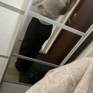 Beige stickad tröja - Säljer dessa kostymbyxor från bikbok i storlek XS, de passar dock någon med S då jag har det. De täcker hela foten på mig som är 160.