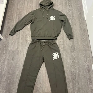 Tall B set (grön) - Nyskick  Storlek S Ordinarie Pris 2200kr