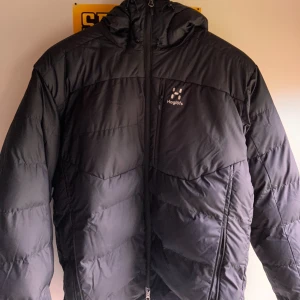 Haglöf Vinterjacka  -  Säljer en helt oanvänd vinterjacka från Haglöf. Perfekt inför en kall vinter. Skicket är 10/10 då den är knappt använd och inga defekter finns på den. Nypris är 4499kr och mitt pris är 1900  Pris ej hugget i sten vid snabb affär!