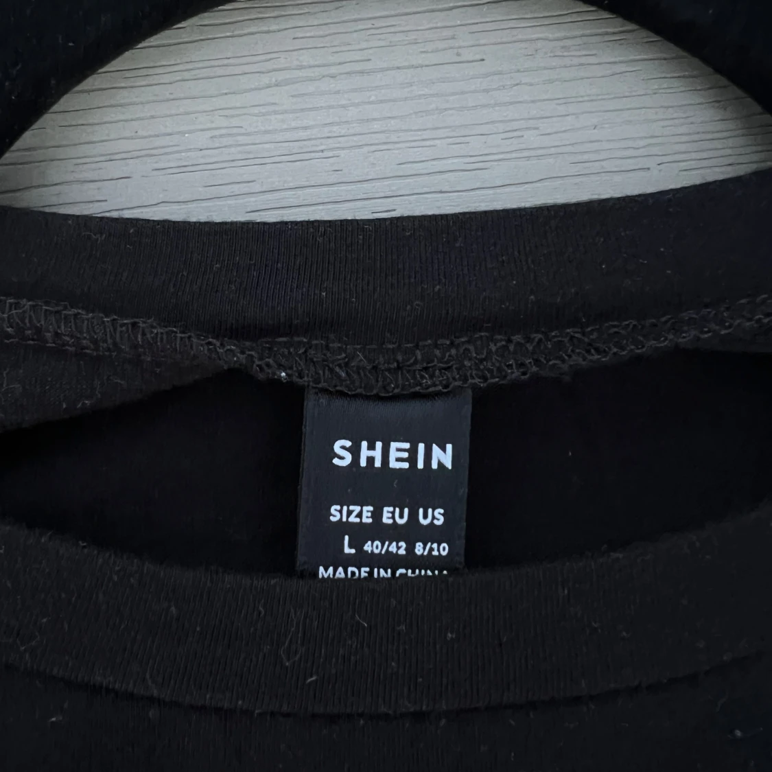 Svart croppad t-shirt med tryck - 4