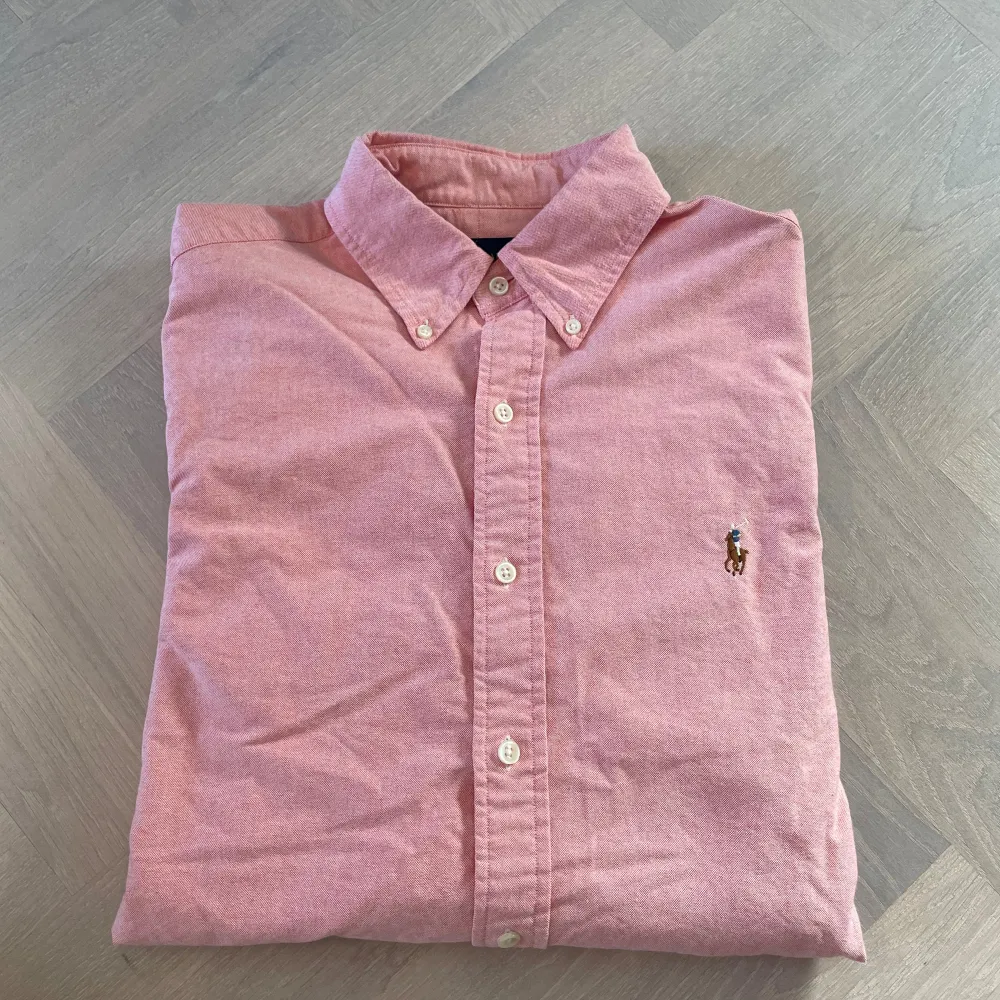 Rosa Ralph Lauren skjorta | Size M slim fit | Modellen är 186cm | Hör av dig vid minsta fråga eller fundering//. Skjortor.