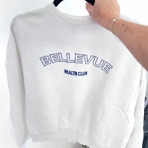 Vi är sweatshirt med tryck - En vit sweatshirt med tryck på bröstet, från NLY Trend. Sweatshirten har nedhasad axel och är i storlek XS! Passar oversized på mig som är storlek S 💞 Säljer pga att den inte kommer till användningen längre. Varm och skön 🌸  Längd: 58 cm Axel: 69 cm