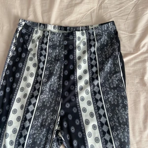 Byxor med mönster - Från shein stl xs aldrig använda 