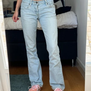 Lågmidja, bootcut jeans  - Lågmidjade Bootcut jeans, köpta i Paris på Lafayette. Passar xs/s