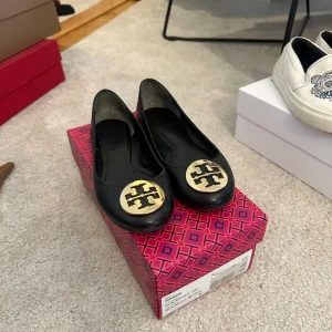 Tory burch ballerina  - Box tillkommer, köpta på jackie. Säljer för jag inte får använding för dom. Bra skick. 