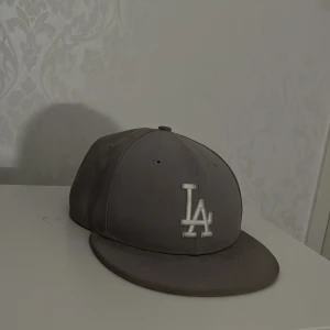 59 fifty fitted LA KEPS - en grå keps med storlek 7 1/4 (57.7 cm)
