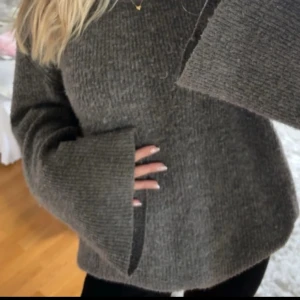 Stickad tröja - Fin stickad tröja från Zalando, jätte fint skick. Perfekt nu till hösten å vintern 🤗💕