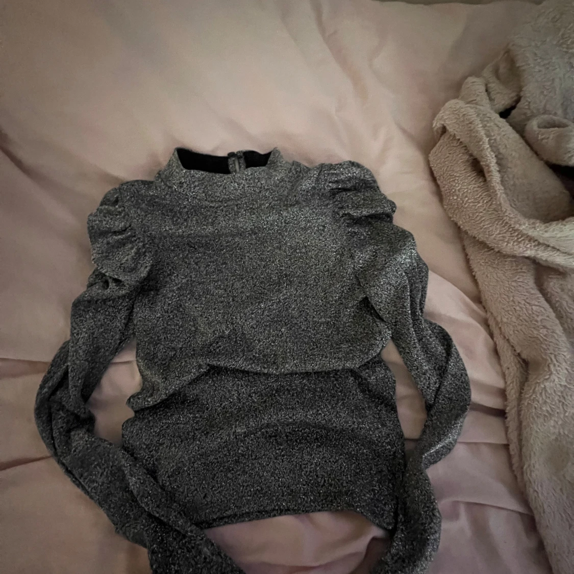 långärmad glittrig tröja med puffärm - 91