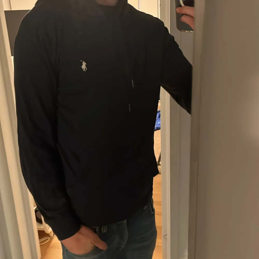 Tja säljer nu en riktigt snygg Ralph lauren hoodie i storlek s och i färgen marinblå. Hoodien är i ett fint skick utan några defekter som hål eller fläckar. Nypris 2395kr mitt pris 549kr. Hör av dig vid frågor eller funderingar . Hoodies.