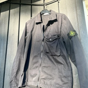 Stone island overshirt  - Säljer min stone island overshirt i  storlek M, pris 2200, skick 8,5/10, kvitto finns, nypris ca5000kr Bara skicka dm vid frågor
