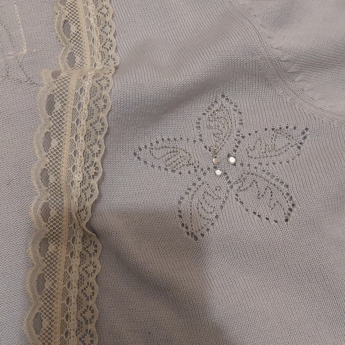 Gullig kofta med spettsdetaljer - 90