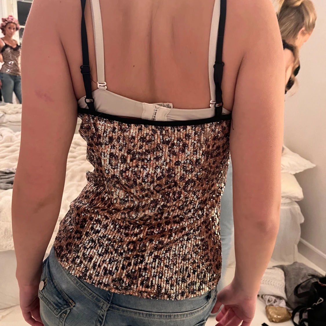 Leopardmönstrad paljettopp med spetsdetaljer - 90