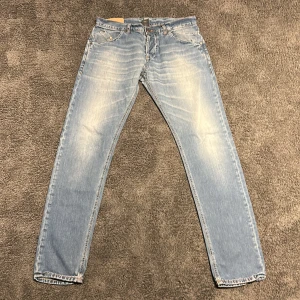 Dondup Jeans Sam - Feta ljusblå jeans från Dondup med modellen Sam. Perfekta för en Grisch och Laidback stil.!! Notera att storleken är i IT så dom är ungefär W31-33 i EU!!                           ‼️Fast pris 449kr‼️
