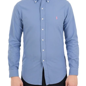 Blå skjorta från Ralph Lauren - Snygg blå skjorta från Ralph Lauren med klassisk krage och knappar framtill. Storlek S så den skulle passa någon som är mellan 170-180. Skriv vid frågor eller fler bilder 👍