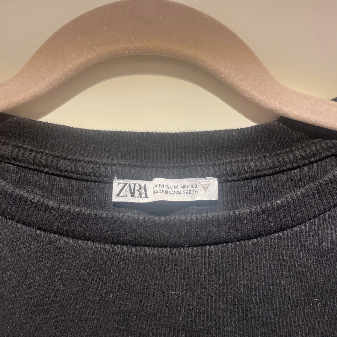 Svart topp med volangärmar från Zara - 90