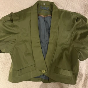 Bolero - Jättefin grön bolero💕