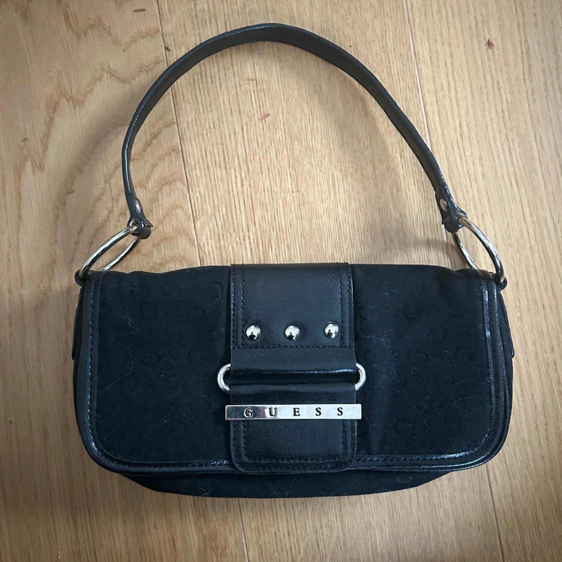 Svart axelväska från Guess - 90