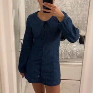 Mörkblå jeansklänning - Helt oanvänd med prislapp kvar, slutsåld jeansklänning från Zara med långa ärmar och knappar framtill. Pris diskuteras!!💗