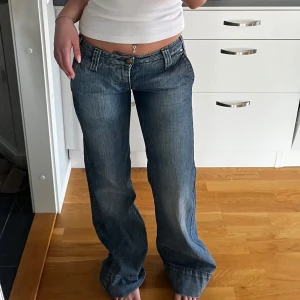 Blå bootcut jeans med hjärtdetalj - Vintage Miss Sixty jeans. Jag är 163cm. Midjemått: 76cm.  Ben längd (mätt från skrev): 85m